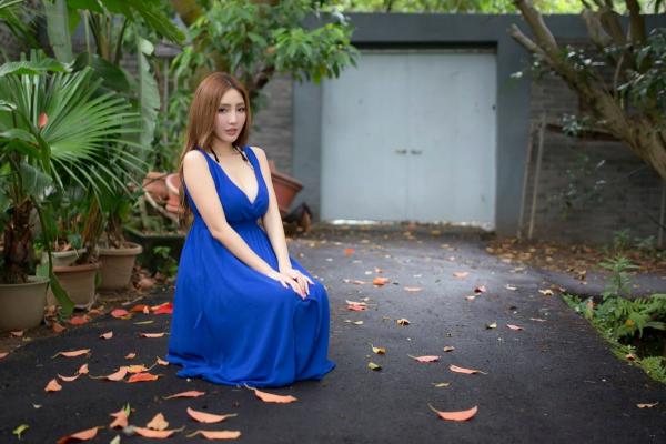    台湾正妹赵芸Syuan户外清新写真：深蓝长裙优雅气质，尽显波涛胸涌曼妙身材第65张图片