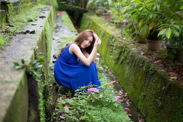    台湾正妹赵芸Syuan户外清新写真：深蓝长裙优雅气质，尽显波涛胸涌曼妙身材第66张图片
