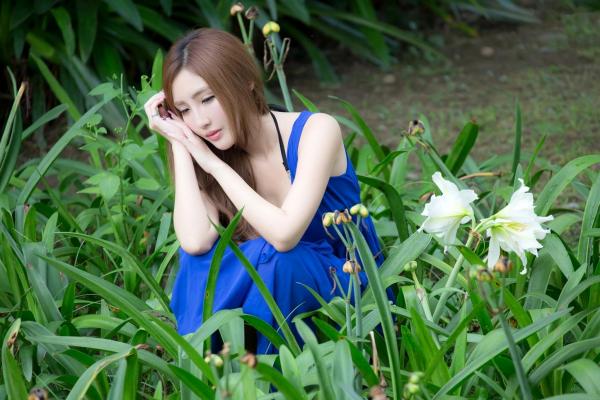    台湾正妹赵芸Syuan户外清新写真：深蓝长裙优雅气质，尽显波涛胸涌曼妙身材第70张图片