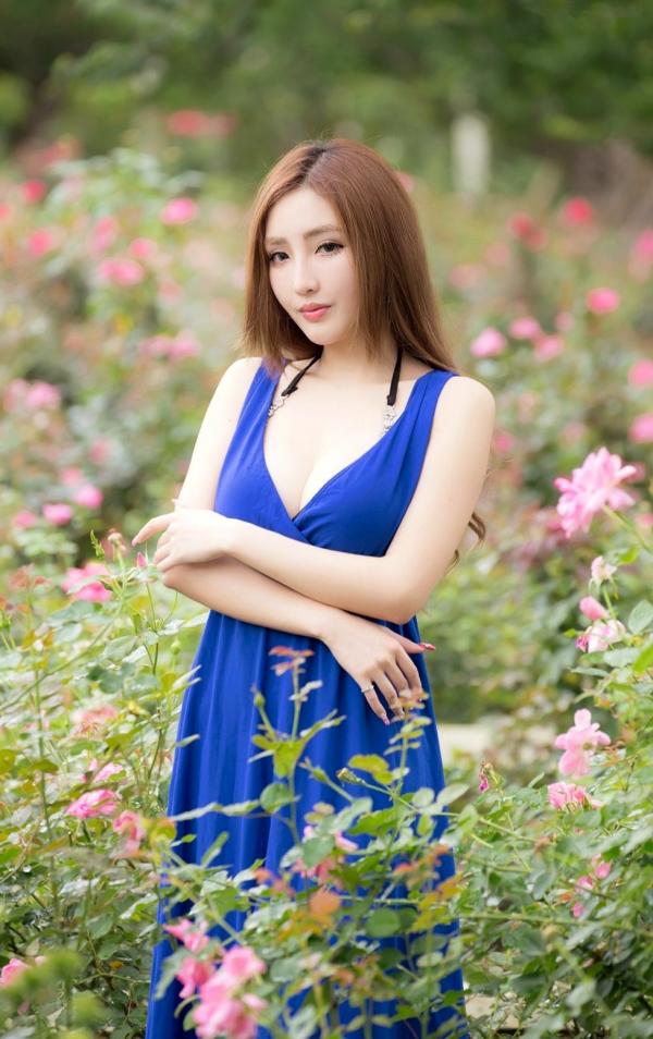    台湾正妹赵芸Syuan户外清新写真：深蓝长裙优雅气质，尽显波涛胸涌曼妙身材第79张图片