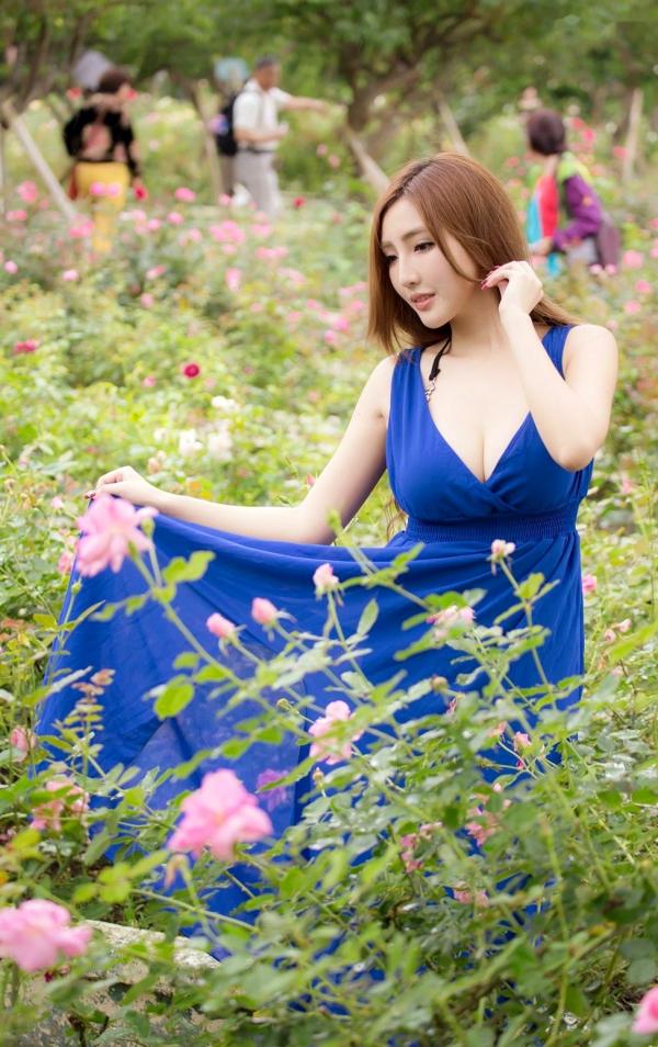    台湾正妹赵芸Syuan户外清新写真：深蓝长裙优雅气质，尽显波涛胸涌曼妙身材第84张图片