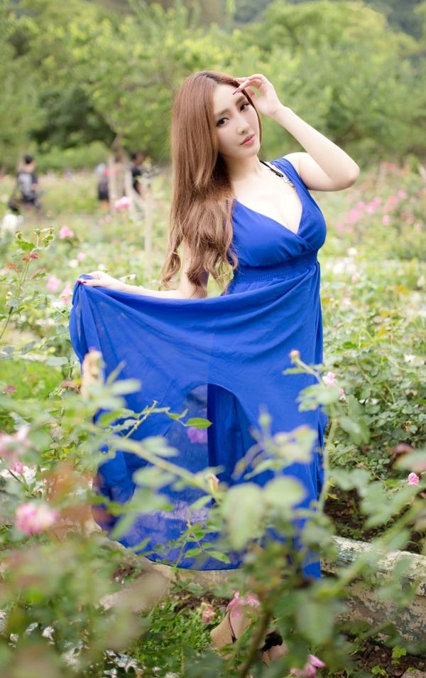    台湾正妹赵芸Syuan户外清新写真：深蓝长裙优雅气质，尽显波涛胸涌曼妙身材第90张图片