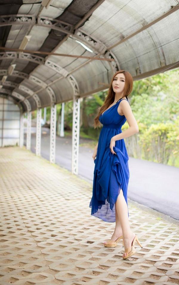    台湾正妹赵芸Syuan户外清新写真：深蓝长裙优雅气质，尽显波涛胸涌曼妙身材第99张图片