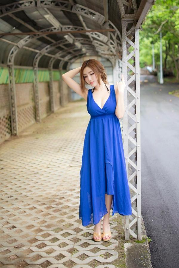    台湾正妹赵芸Syuan户外清新写真：深蓝长裙优雅气质，尽显波涛胸涌曼妙身材第102张图片