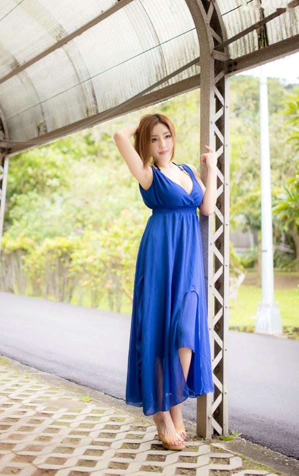   台湾正妹赵芸Syuan户外清新写真：深蓝长裙优雅气质，尽显波涛胸涌曼妙身材第103张图片