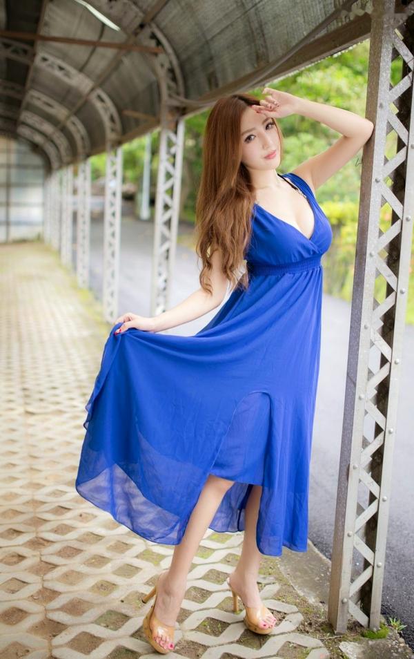    台湾正妹赵芸Syuan户外清新写真：深蓝长裙优雅气质，尽显波涛胸涌曼妙身材第109张图片
