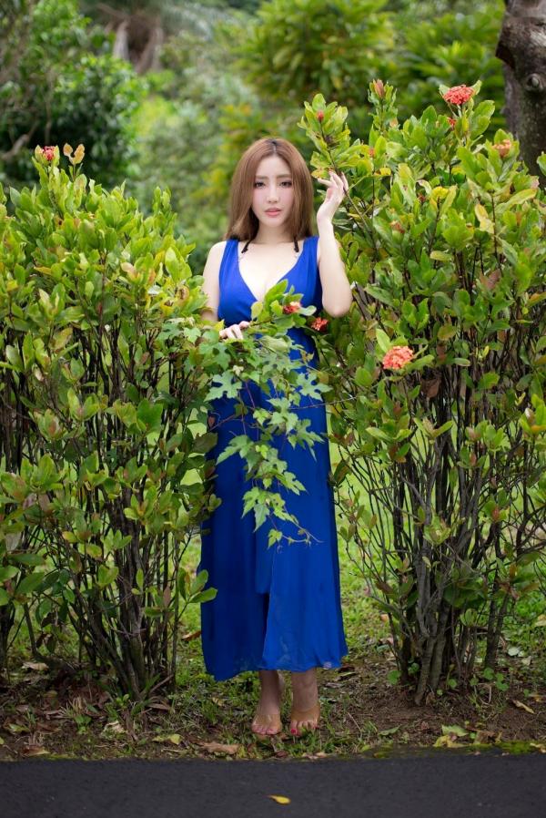    台湾正妹赵芸Syuan户外清新写真：深蓝长裙优雅气质，尽显波涛胸涌曼妙身材第116张图片