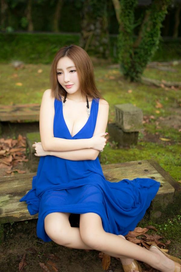    台湾正妹赵芸Syuan户外清新写真：深蓝长裙优雅气质，尽显波涛胸涌曼妙身材第128张图片