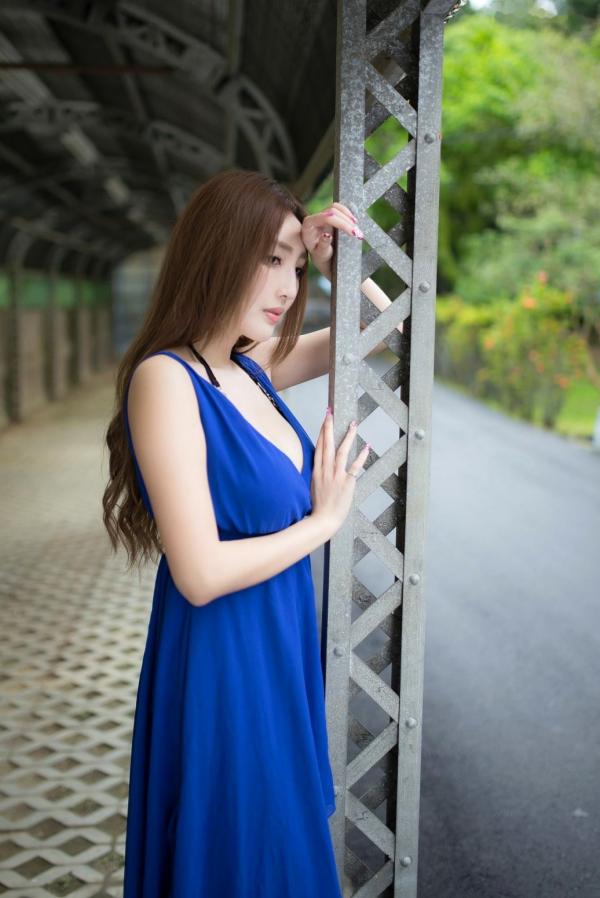    台湾正妹赵芸Syuan户外清新写真：深蓝长裙优雅气质，尽显波涛胸涌曼妙身材第130张图片