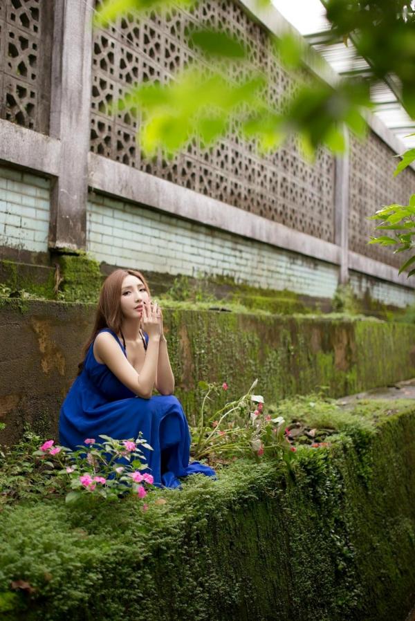    台湾正妹赵芸Syuan户外清新写真：深蓝长裙优雅气质，尽显波涛胸涌曼妙身材第131张图片