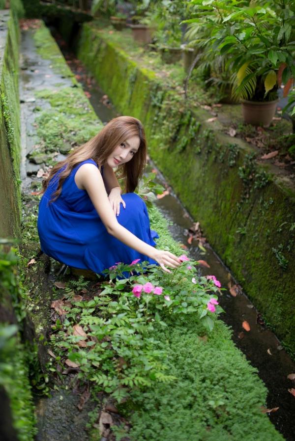    台湾正妹赵芸Syuan户外清新写真：深蓝长裙优雅气质，尽显波涛胸涌曼妙身材第133张图片