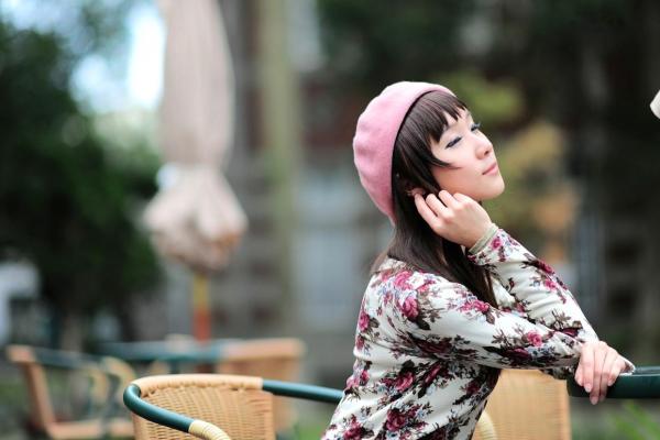    台湾正妹街拍写真集：时尚芭比娃娃黑丝穿搭，户外清新甜美气质，尽显迷人魅力风情第2张图片