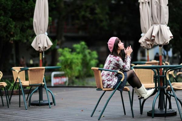    台湾正妹街拍写真集：时尚芭比娃娃黑丝穿搭，户外清新甜美气质，尽显迷人魅力风情第3张图片