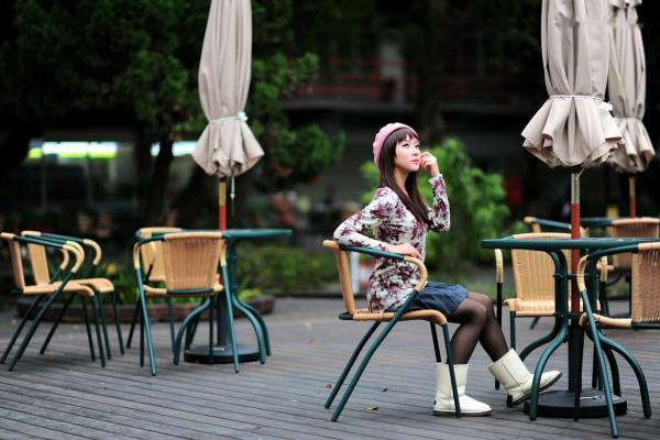    台湾正妹街拍写真集：时尚芭比娃娃黑丝穿搭，户外清新甜美气质，尽显迷人魅力风情第4张图片