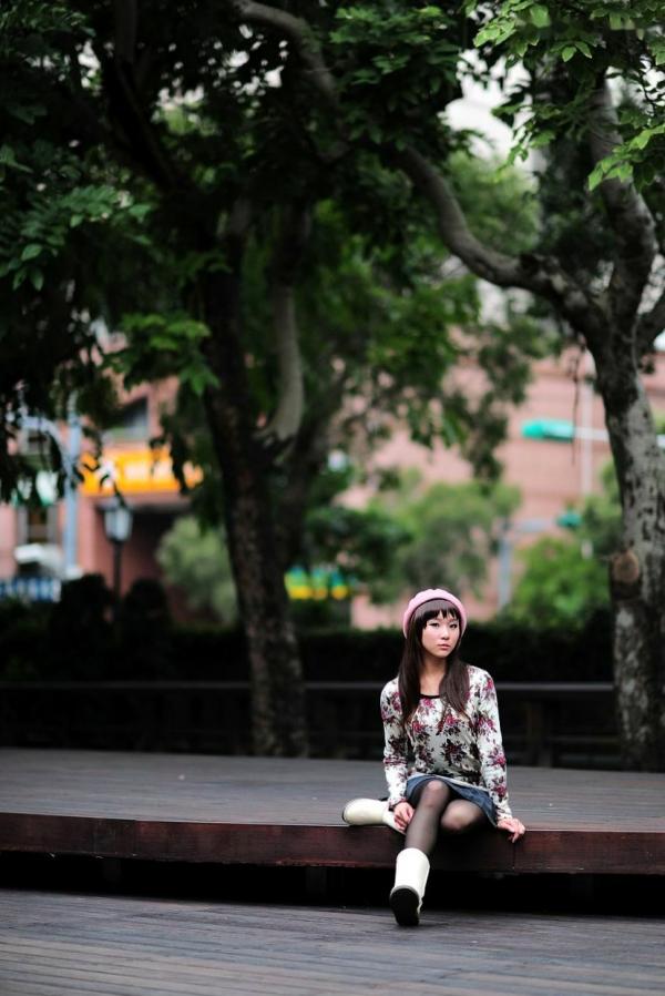    台湾正妹街拍写真集：时尚芭比娃娃黑丝穿搭，户外清新甜美气质，尽显迷人魅力风情第7张图片