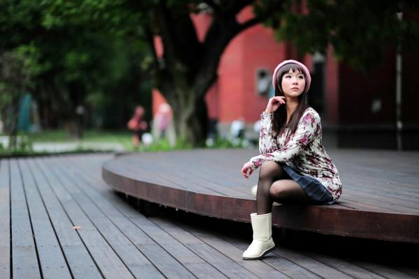    台湾正妹街拍写真集：时尚芭比娃娃黑丝穿搭，户外清新甜美气质，尽显迷人魅力风情第8张图片