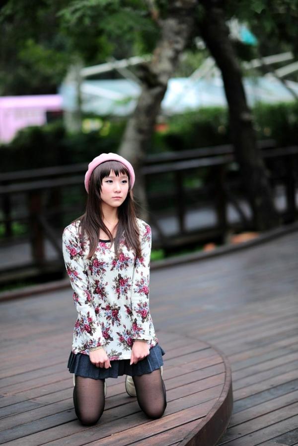    台湾正妹街拍写真集：时尚芭比娃娃黑丝穿搭，户外清新甜美气质，尽显迷人魅力风情第9张图片