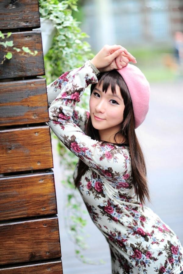    台湾正妹街拍写真集：时尚芭比娃娃黑丝穿搭，户外清新甜美气质，尽显迷人魅力风情第10张图片