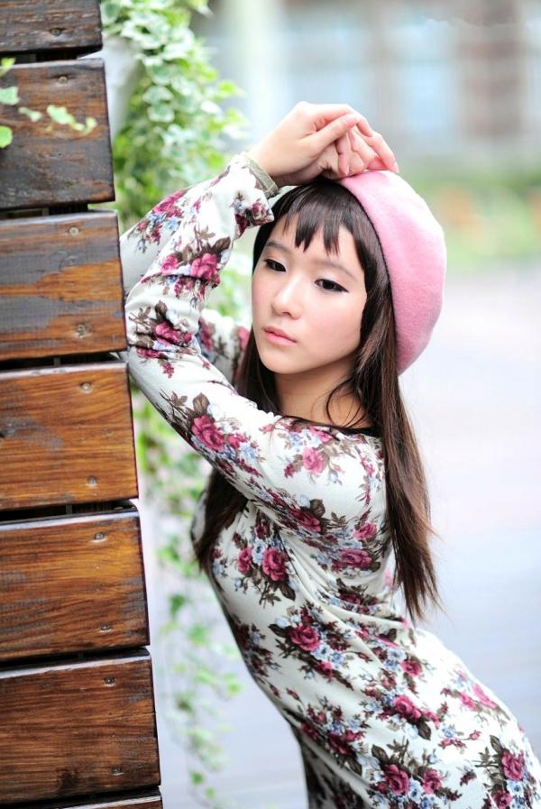    台湾正妹街拍写真集：时尚芭比娃娃黑丝穿搭，户外清新甜美气质，尽显迷人魅力风情第11张图片
