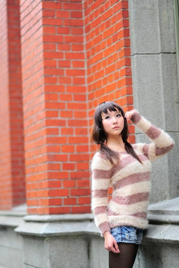    台湾正妹街拍写真集：时尚芭比娃娃黑丝穿搭，户外清新甜美气质，尽显迷人魅力风情第12张图片