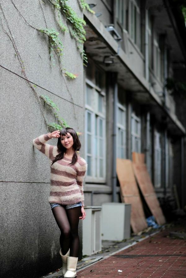    台湾正妹街拍写真集：时尚芭比娃娃黑丝穿搭，户外清新甜美气质，尽显迷人魅力风情第15张图片