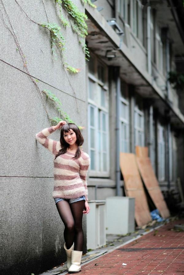    台湾正妹街拍写真集：时尚芭比娃娃黑丝穿搭，户外清新甜美气质，尽显迷人魅力风情第16张图片