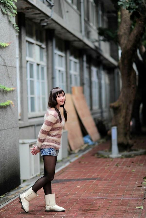    台湾正妹街拍写真集：时尚芭比娃娃黑丝穿搭，户外清新甜美气质，尽显迷人魅力风情第17张图片