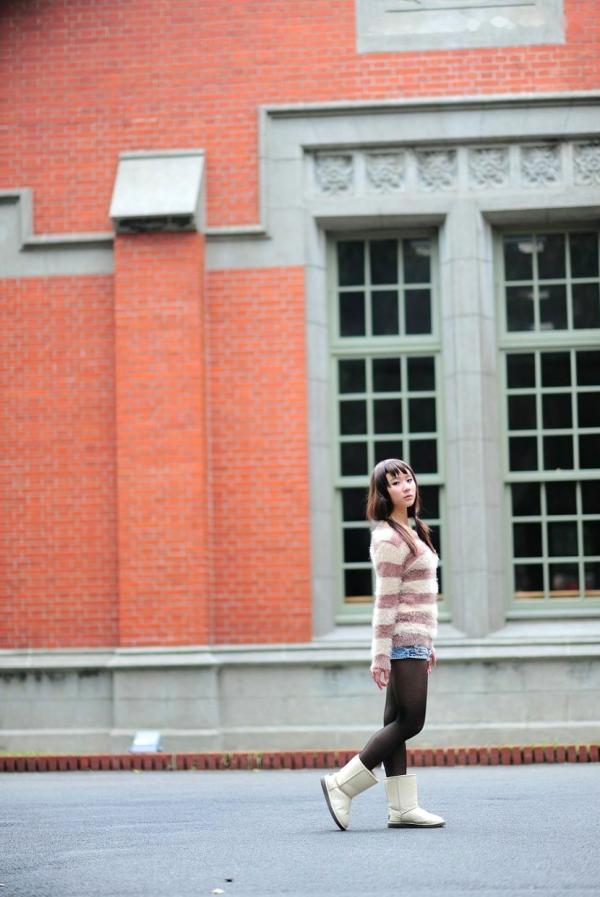    台湾正妹街拍写真集：时尚芭比娃娃黑丝穿搭，户外清新甜美气质，尽显迷人魅力风情第20张图片
