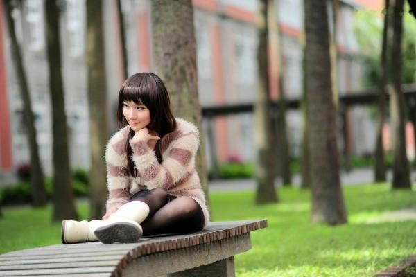    台湾正妹街拍写真集：时尚芭比娃娃黑丝穿搭，户外清新甜美气质，尽显迷人魅力风情第22张图片