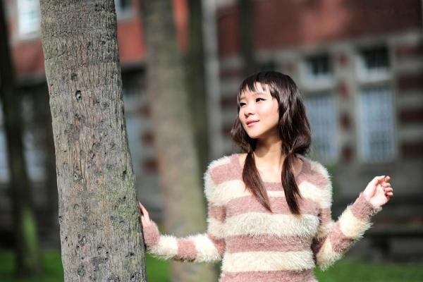    台湾正妹街拍写真集：时尚芭比娃娃黑丝穿搭，户外清新甜美气质，尽显迷人魅力风情第24张图片