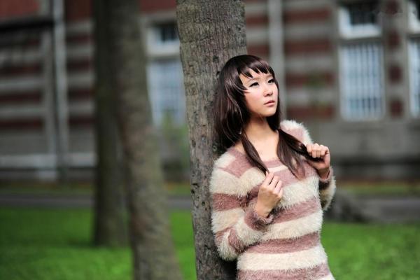    台湾正妹街拍写真集：时尚芭比娃娃黑丝穿搭，户外清新甜美气质，尽显迷人魅力风情第25张图片