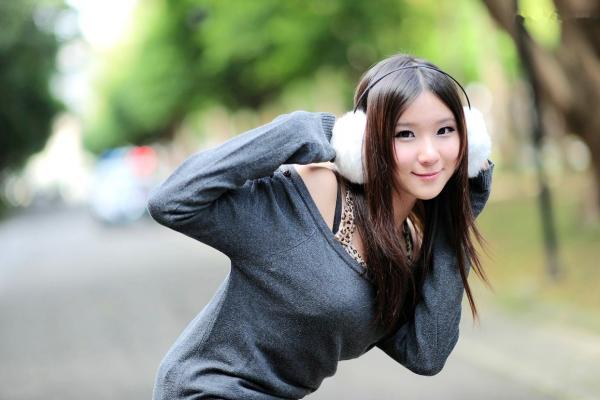   台湾正妹街拍写真集：时尚芭比娃娃黑丝穿搭，户外清新甜美气质，尽显迷人魅力风情第29张图片
