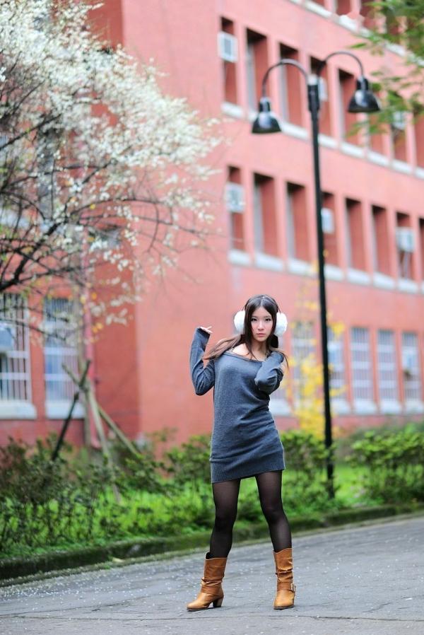    台湾正妹街拍写真集：时尚芭比娃娃黑丝穿搭，户外清新甜美气质，尽显迷人魅力风情第30张图片