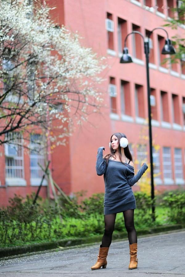    台湾正妹街拍写真集：时尚芭比娃娃黑丝穿搭，户外清新甜美气质，尽显迷人魅力风情第31张图片