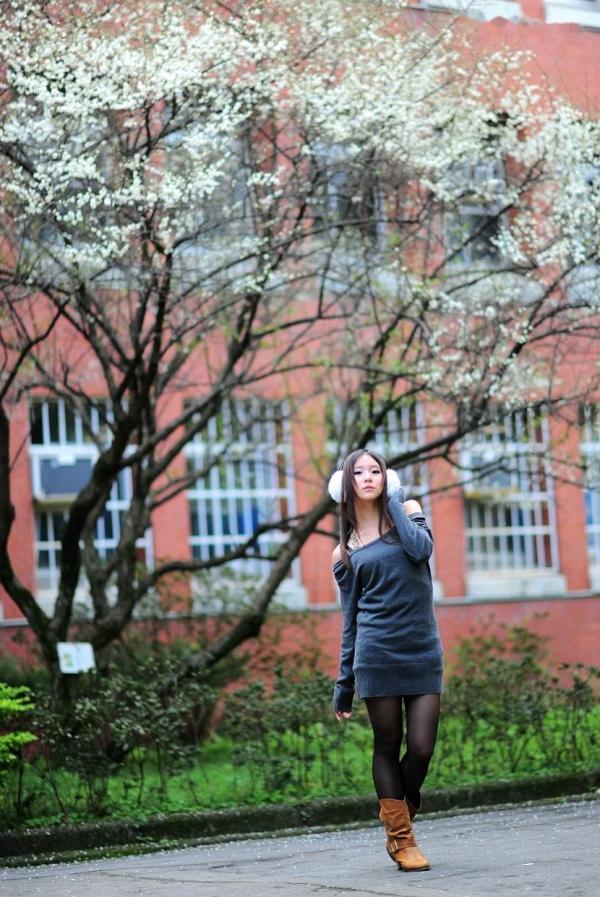    台湾正妹街拍写真集：时尚芭比娃娃黑丝穿搭，户外清新甜美气质，尽显迷人魅力风情第32张图片