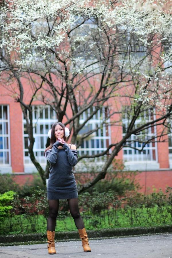    台湾正妹街拍写真集：时尚芭比娃娃黑丝穿搭，户外清新甜美气质，尽显迷人魅力风情第33张图片