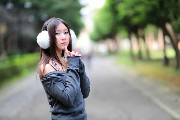    台湾正妹街拍写真集：时尚芭比娃娃黑丝穿搭，户外清新甜美气质，尽显迷人魅力风情第34张图片