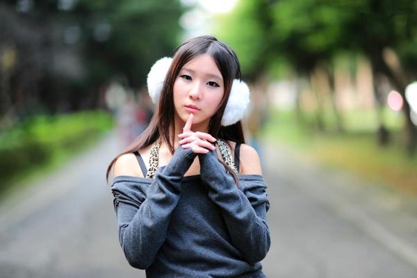    台湾正妹街拍写真集：时尚芭比娃娃黑丝穿搭，户外清新甜美气质，尽显迷人魅力风情第35张图片