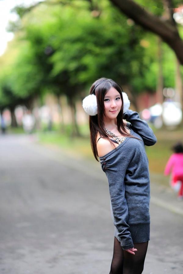    台湾正妹街拍写真集：时尚芭比娃娃黑丝穿搭，户外清新甜美气质，尽显迷人魅力风情第36张图片