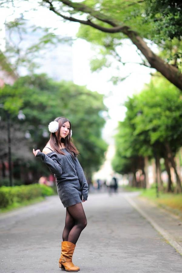    台湾正妹街拍写真集：时尚芭比娃娃黑丝穿搭，户外清新甜美气质，尽显迷人魅力风情第38张图片