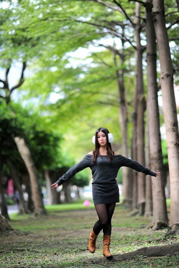    台湾正妹街拍写真集：时尚芭比娃娃黑丝穿搭，户外清新甜美气质，尽显迷人魅力风情第40张图片