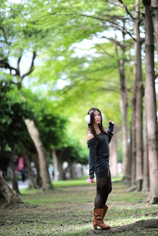    台湾正妹街拍写真集：时尚芭比娃娃黑丝穿搭，户外清新甜美气质，尽显迷人魅力风情第41张图片