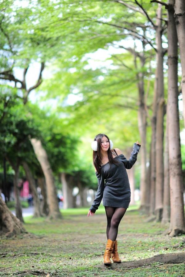    台湾正妹街拍写真集：时尚芭比娃娃黑丝穿搭，户外清新甜美气质，尽显迷人魅力风情第42张图片