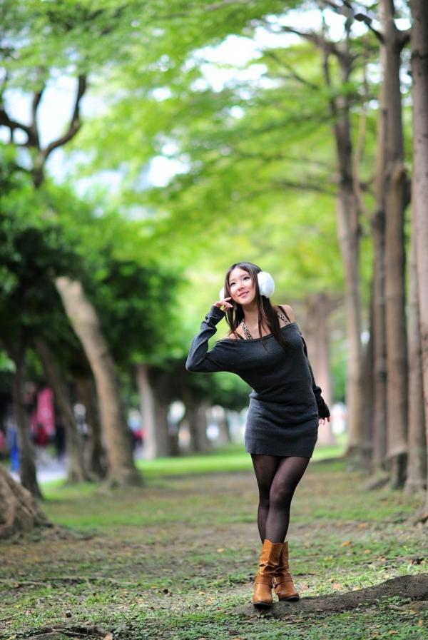    台湾正妹街拍写真集：时尚芭比娃娃黑丝穿搭，户外清新甜美气质，尽显迷人魅力风情第43张图片