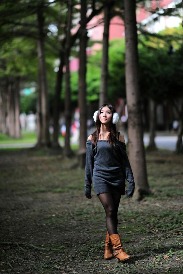    台湾正妹街拍写真集：时尚芭比娃娃黑丝穿搭，户外清新甜美气质，尽显迷人魅力风情第44张图片