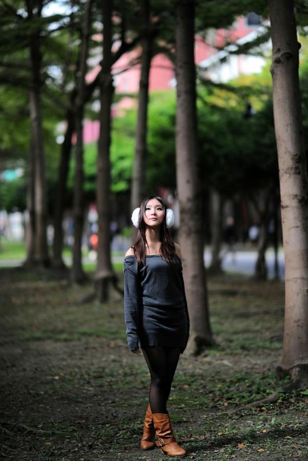    台湾正妹街拍写真集：时尚芭比娃娃黑丝穿搭，户外清新甜美气质，尽显迷人魅力风情第45张图片