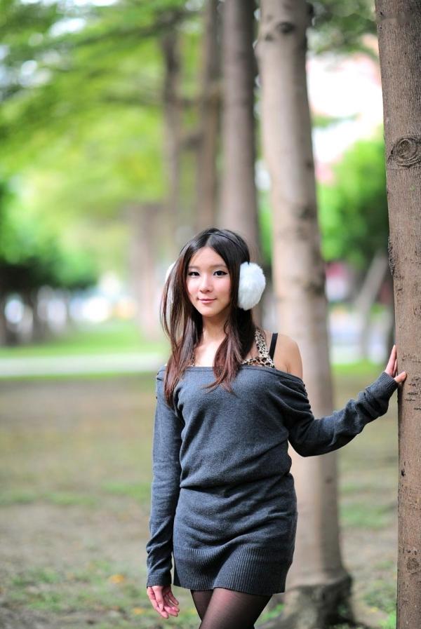    台湾正妹街拍写真集：时尚芭比娃娃黑丝穿搭，户外清新甜美气质，尽显迷人魅力风情第48张图片