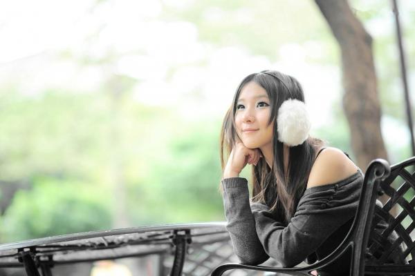    台湾正妹街拍写真集：时尚芭比娃娃黑丝穿搭，户外清新甜美气质，尽显迷人魅力风情第57张图片