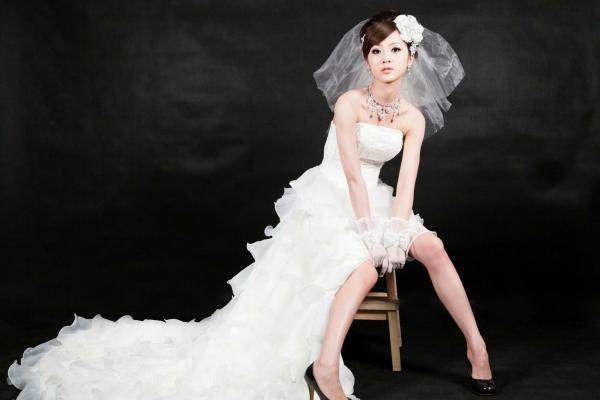    台湾正妹张允霏《创意婚纱潮流风》写真集：摇滚吉他与天使羽翼的时尚婚礼碰撞第9张图片