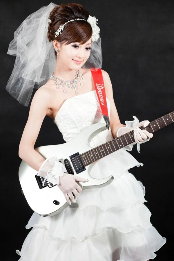    台湾正妹张允霏《创意婚纱潮流风》写真集：摇滚吉他与天使羽翼的时尚婚礼碰撞第18张图片